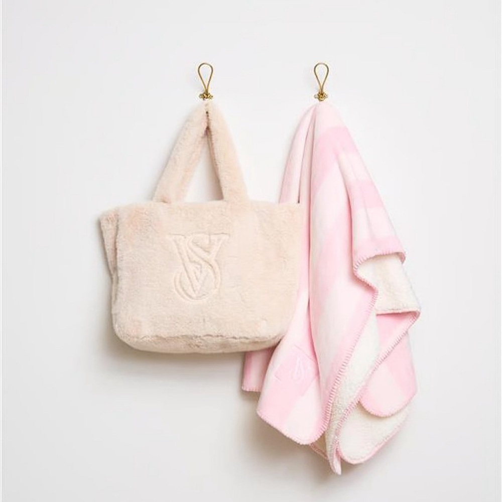 NEW VS Victoria's Secret Faux Fur Tote & Cozy Fleece Blanket